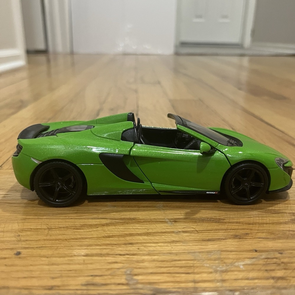 Motormax McLaren 650S Spider Diecast Car 1:24 Scale Metallic Green Opening Doors - Picture 6 of 13